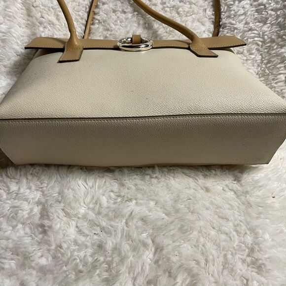 Sequoia Elegant Synthetic Tan and Cream large shoulder bag silver tone hardwares - Picture 6 of 11